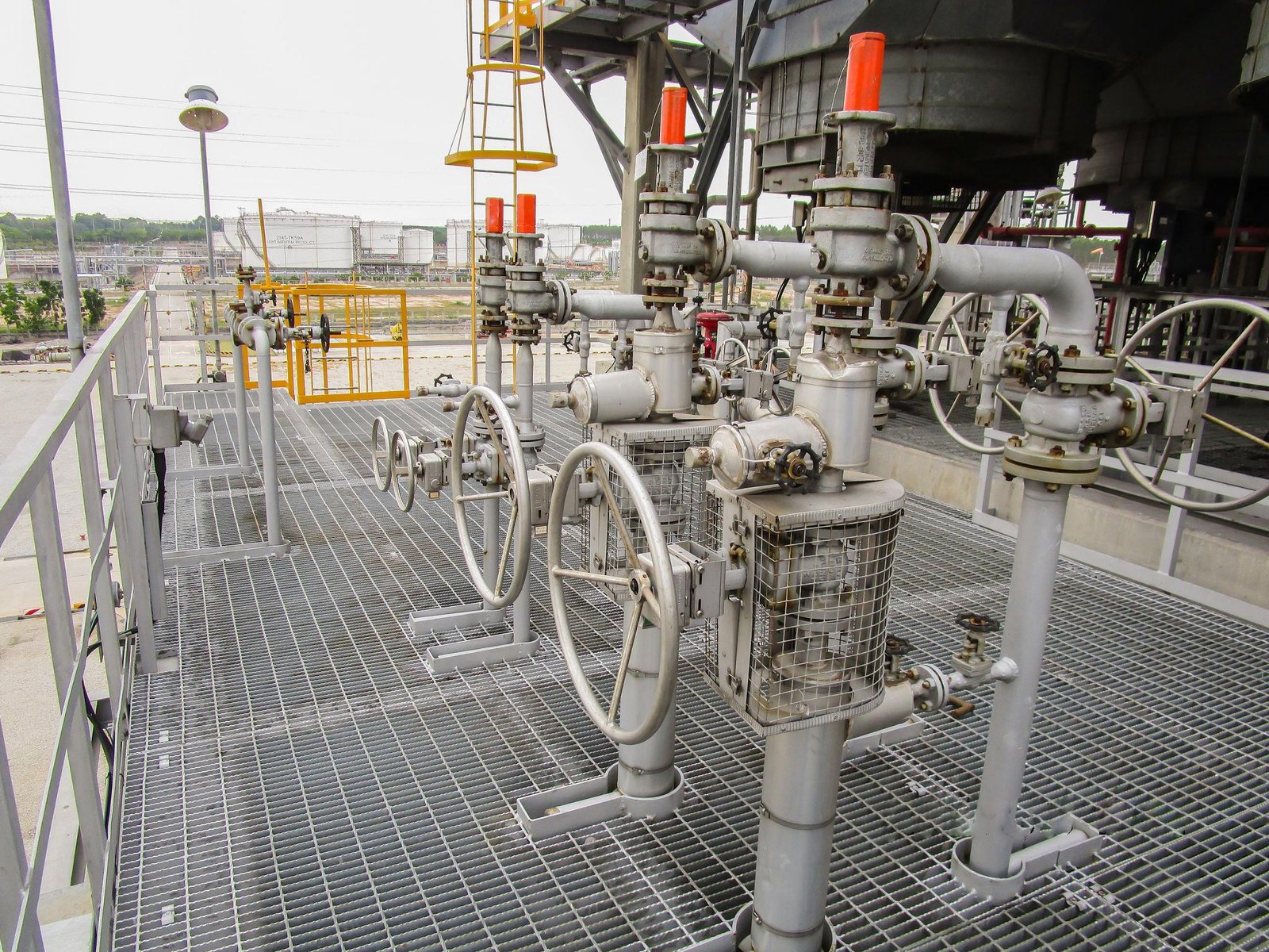 Steel grating platform used for industrial pipeline maintenance access